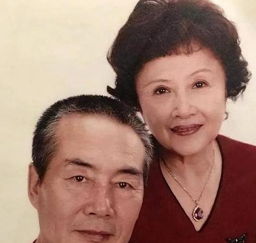 崔文璐的演艺之路并非一帆风顺,他也经历过许多挑战和困难,正是这些经历塑造了他坚韧不拔的性格,让他在面对困难时从不退缩,而是选择迎难而上,他不断地提升自己的表演技能,拓宽自己的戏路,力求为观众带来更多精彩的角色和作品。