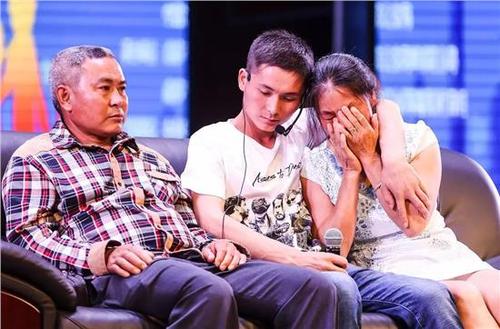 除了在演艺事业上的努力,崔文璐还是一个非常有爱心和社会责任感的人,他积极参与各种公益活动,用自己的行动传递着正能量,为社会做出贡献。