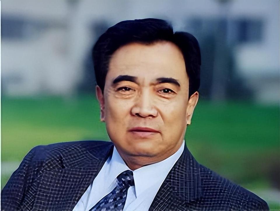 在未来,我们期待着崔文璐能够继续为我们带来更多优秀的作品和精彩的表演,他就像一颗正在冉冉升起的明星,散发着属于自己的光芒,让我们一起关注崔文璐的未来发展,见证他在演艺道路上的更多辉煌成就,相信在他的不懈努力下,他一定能够成为演艺圈中一颗耀眼的明星,为我们带来更多的惊喜和感动,也希望更多的观众能够通过“真命天子了缘”这个角色认识崔文璐,欣赏他的表演才华,给予他更多的支持和鼓励,让我们共同祝愿崔文璐在演艺事业上一帆风顺,继续书写属于他的精彩篇章。