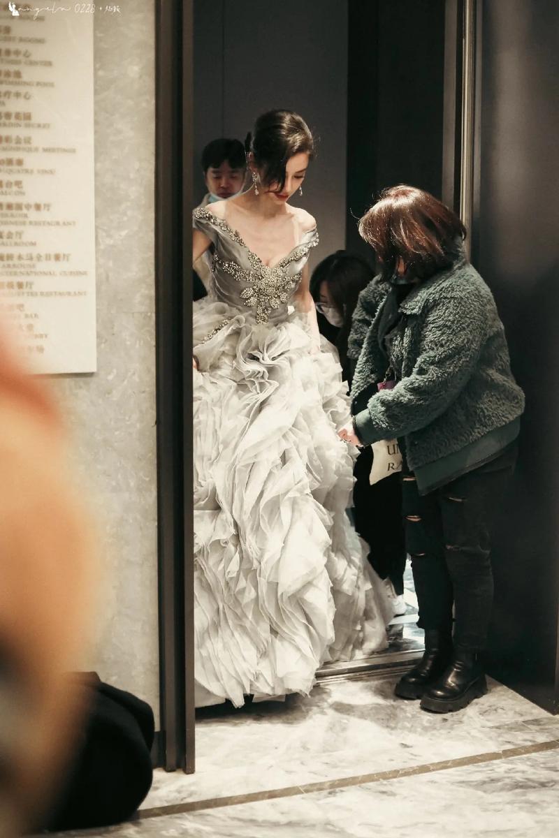 回顾李红陶的演艺生涯,我们可以看到他一步一个脚印的成长历程,他在不同类型的作品中不断挑战自己,积累经验,提升自己的表演水平,无论是喜剧、正剧还是其他风格的作品,他都能够游刃有余地展现自己的才华。