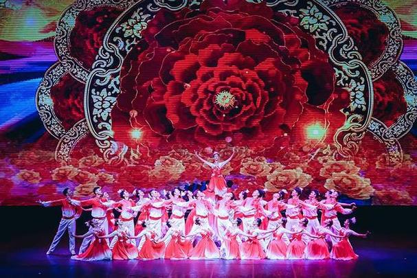 李红陶的表演风格独具特色,他能够在不经意间将角色的魅力展现出来,让观众在欣赏表演的同时,也能感受到角色的真实和生动,他的表演既有细腻的情感表达,又有夸张的喜剧元素,能够根据不同的角色需求进行灵活调整。