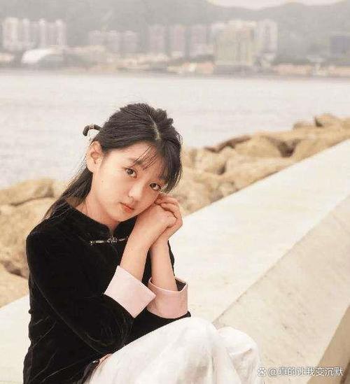 在未来的日子里,我们期待着小影的扮演者能够继续在演艺道路上发光发热,为我们带来更多优秀的作品,我们也期待着盛云翼,无论他是以何种身份,都能够继续为影视行业的发展贡献自己的力量。