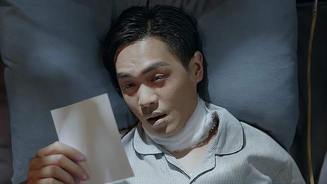 画面切换到重庆军统内部,众人对肖正国的“死而复生”充满了疑惑和猜测,而陈山在军统中小心翼翼地周旋着,他必须时刻保持警惕,不能露出任何破绽。