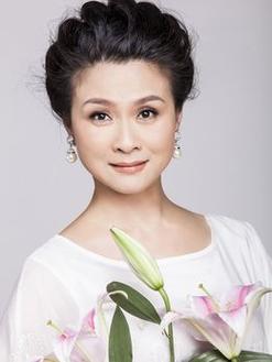 除了在演艺方面的成就,穆丽燕还是一个非常敬业的人,她对待每一个角色都极其认真,为了更好地呈现角色,她会花费大量的时间和精力去研究和准备,她会仔细琢磨角色的性格特点、语言表达方式和行为习惯,力求做到形神兼备,这种敬业精神不仅赢得了同行的尊重,也让观众对她越发敬佩。