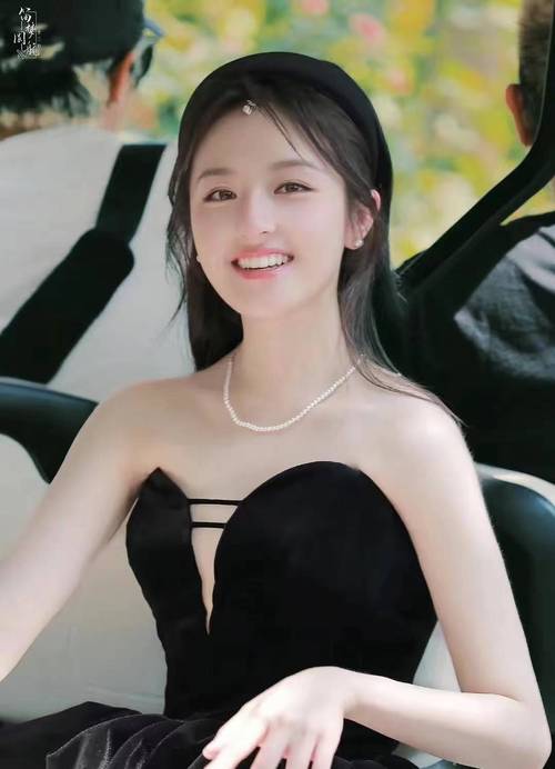 女主角程了(李兰迪饰),一个充满活力和正义感的女孩,李兰迪生动地展现了程了的善良、乐观和勇敢,她与盛景初的奇妙缘分,以及在相处过程中逐渐萌生的爱意,为整个故事增添了许多浪漫与温馨的色彩,程了就像一束阳光,照亮了盛景初的世界,也温暖了周围人的心灵。