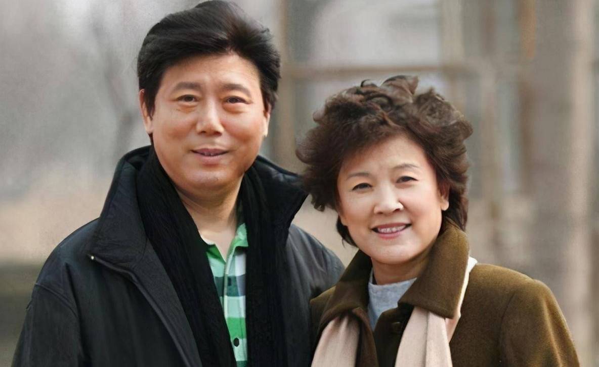 程爸(韩童生饰)和程妈(宋春丽饰),这两位老戏骨把父母的形象演绎得十分逼真,程爸的幽默风趣与程妈的温柔贤惠形成鲜明对比,他们对子女的关爱和支持是整个家庭的温暖港湾。
