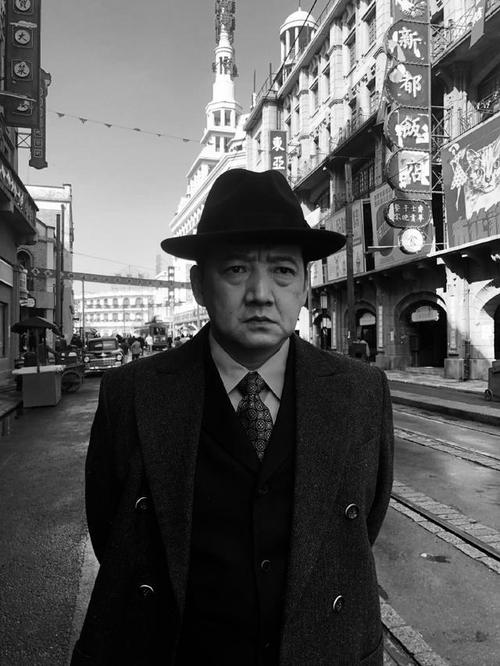 回顾王砚辉的演艺生涯,我们可以看到他一路走来的坚持和努力,他出演过各种各样的角色,无论是正面角色还是反面角色,他都能够凭借自己的演技赋予角色独特的魅力,他的表演风格真实自然,不做作,不夸张,总是能够让观众在不经意间被他的表演所打动。