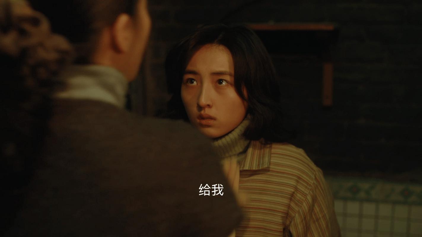 在《回来的女儿》中,王砚辉与其他演员的精彩对戏也为整部剧增色不少,他与剧中其他角色之间的关系复杂而微妙,通过与他们的互动和碰撞,进一步推动了剧情的发展,他与剧中女儿的扮演者之间的父女情,更是让人感受到了亲情的温暖与无奈。