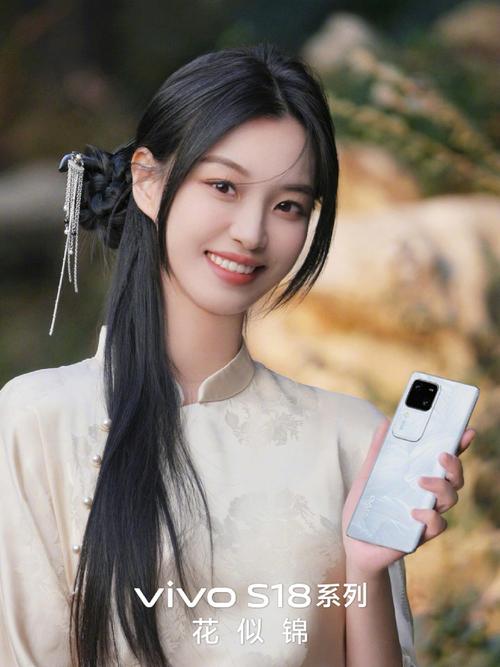 vivo S16在拍照功能上的表现尤为突出,尤其是其人像摄影能力,前置摄像头采用了全新的三星JN1传感器,拥有5000万像素,总像素较上代提升了56%,支持最高4K 60FPS规格视频拍摄,前置摄像头还加入了AF自动对焦马达和全新升级的双重超级PD对焦,有效将对焦像素增至2倍,使得拍摄时的对焦检测更快更准确。