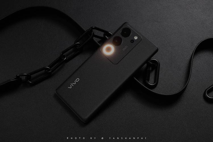 vivo S16还在前置摄像头中加入了微缝补光灯2.0版本,在S系列迄今最窄的1.75mm屏幕边框中容纳了两颗灯珠,补光效果丝毫没有减弱,开启两颗前置微缝补光灯后,6000K色温和超高的显色指数带来了如自然光的补光效果,使得人像拍摄更加细腻、通透。