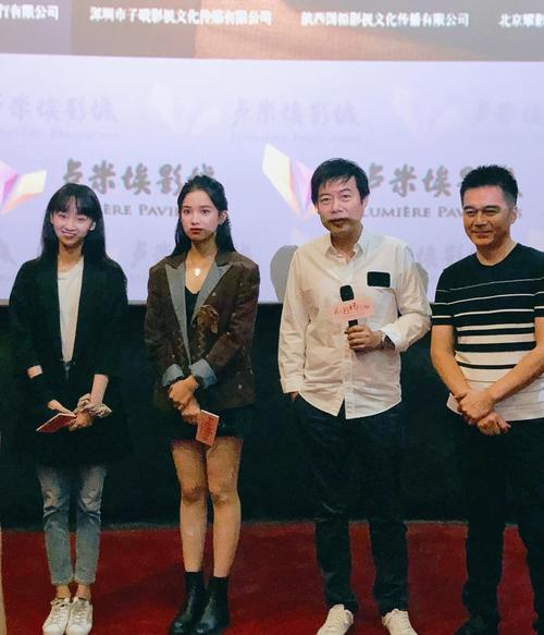 在表演过程中,王轶玲的每一个表情、每一个动作都饱含着对角色的理解和感悟,她能够通过微妙的眼神变化传达出石素月的情感波动,或是通过一个简单的手势展现出石素月的性格特点,这种对细节的精准把握,让观众能够更加深入地沉浸在剧情之中,与石素月这个角色产生共鸣。