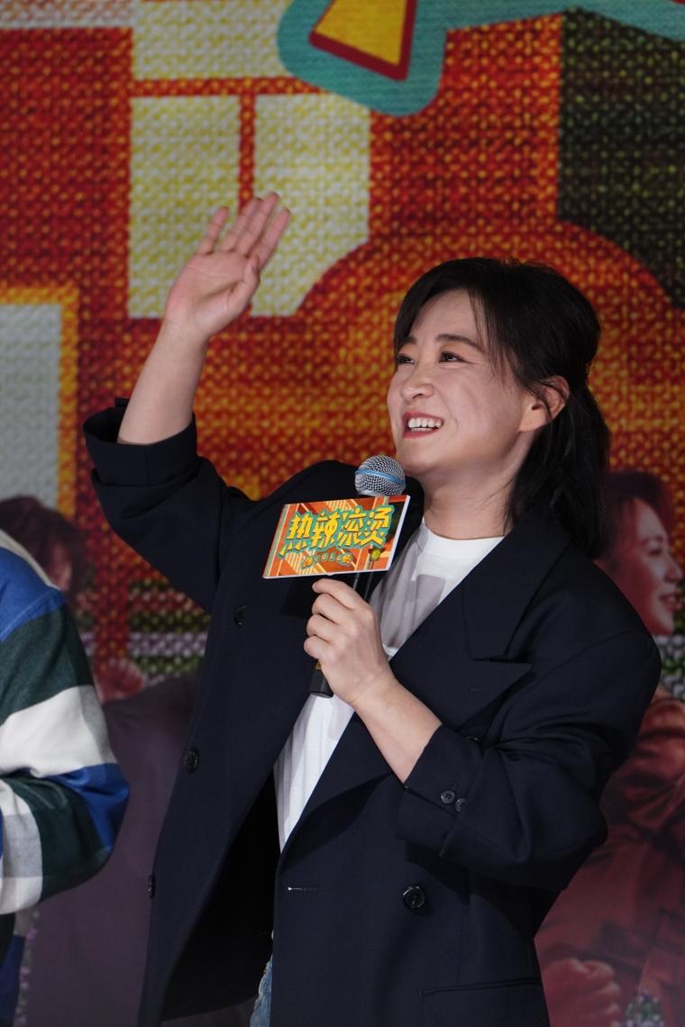 成功塑造一个角色并非易事,在拍摄过程中,王轶玲可能会面临各种各样的挑战和困难,可能是长时间的拍摄工作带来的身体疲惫,也可能是在诠释某些复杂情感时遇到的瓶颈,但她凭借着自己的毅力和对表演的热爱,克服了这些困难,最终为观众呈现出了一个令人难忘的石素月。