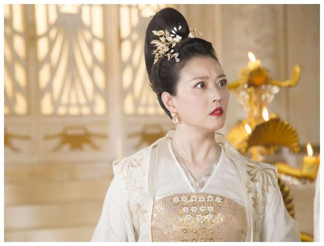金花君(尹邵熙 饰):她是一个极具野心的女子,为了达到自己的目的不择手段,金花君一心想要成为最高权力的拥有者,在剧中与李煊等人展开了一系列的明争暗斗。