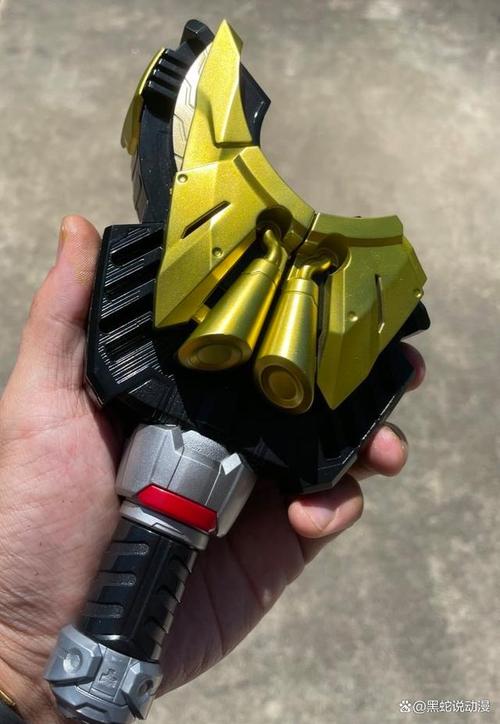 在这个充满假面的世界里,每个人都在为自己的利益而争斗,真正的君主应该是那个能够看透假面,坚守正义和良知的人,李煊在经历了无数的磨难和考验后,逐渐成长为这样的君主,他用自己的行动证明了,权力并不是用来满足私欲的工具,而是为了保护人民和国家的责任。