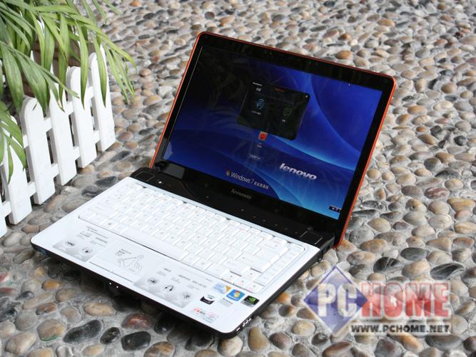 联想Y450A-TFO(D)(白)采用了一块14英寸的LED背光显示屏,分辨率为1366x768,屏幕比例为16:9,这样的设计不仅适合高清影片和视频的播放,还能带来更为真实的视觉感受,LED背光技术使得屏幕色彩更加柔和,同时降低了功耗,更加环保节能,屏幕下方还内置了一枚130万像素的摄像头,支持安全易用的人脸识别功能,方便用户进行视频会议或网络聊天。