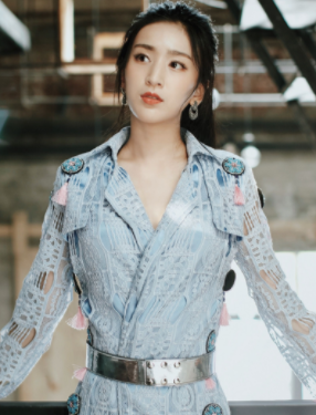 周睿君,一位才华横溢的演员,她以自己独特的表演风格和魅力,成功地塑造了杨莲亭这个复杂而又充满张力的角色,杨莲亭在原著中本就是一个具有争议性的人物,他仗着东方不败的宠爱在日月神教中作威作福,但同时他对东方不败又有着特殊的情感,周睿君深刻地理解了这个角色的多面性,通过细腻的表演将杨莲亭的狠辣、谄媚与内心深处的情感展现得淋漓尽致。