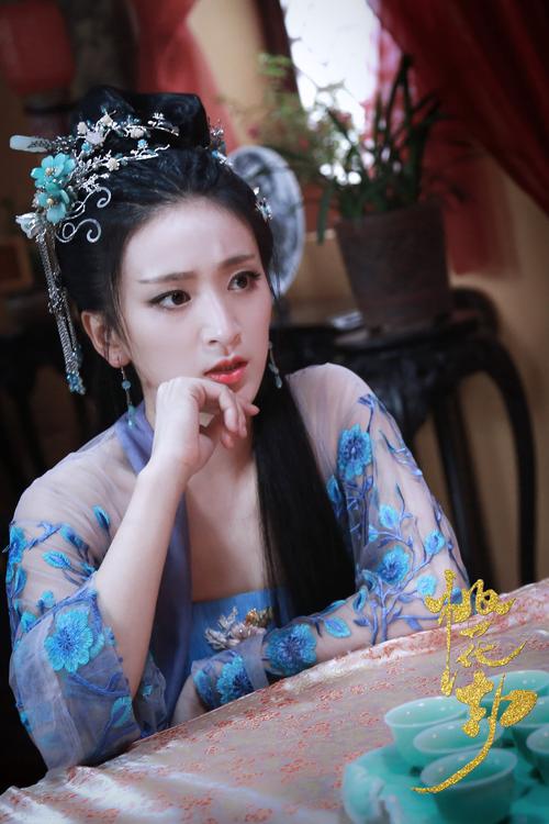 回顾周睿君的演艺生涯,她在不同的作品中都展现出了卓越的表演才华,无论是古装剧还是现代剧,她都能够游刃有余地驾驭各种不同类型的角色,而她在《笑傲江湖》中扮演的杨莲亭,更是成为了她演艺生涯中的一个重要里程碑,相信在未来的日子里,周睿君会继续为我们带来更多精彩的表演,塑造出更多深入人心的角色。
