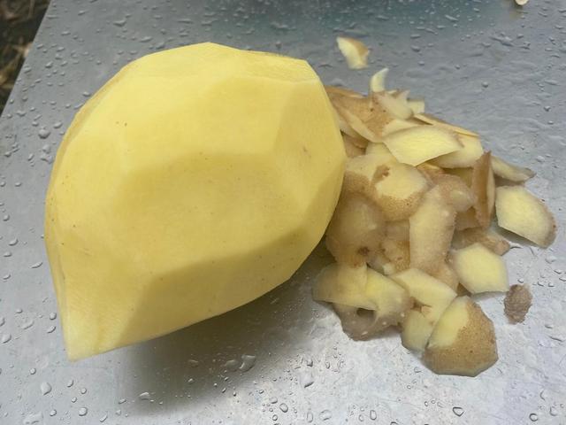 回到家中,她开始烹饪这些土豆,削皮、切块、炖煮,每一个步骤都充满了生活的气息,在这个过程中,我们可以看到她的专注与投入,仿佛通过烹饪土豆,她能够暂时忘却外界的喧嚣和烦恼,而土豆在锅中翻滚、煮熟的过程,也恰似她内心逐渐变得柔软和坚韧的历程。