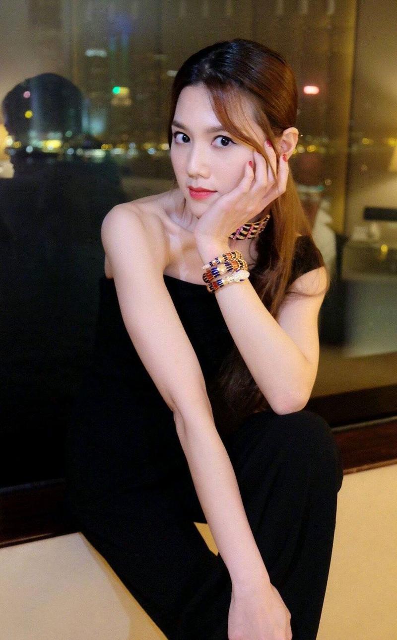 周秀娜,这个名字在演艺圈中闪耀着独特的光芒,她以其出色的演技和迷人的魅力,赢得了众多观众的喜爱与认可,在《我想结婚的时候你在哪》中,她对苏菲这一角色的精彩演绎,更是让人印象深刻。