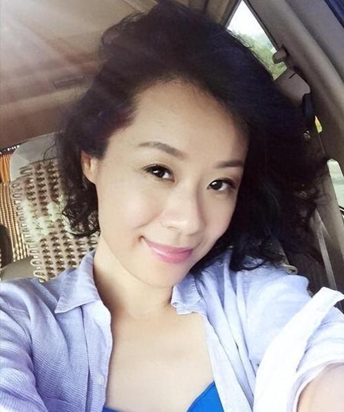 周秀娜在演艺道路上的坚持与努力,如同苏菲在爱情道路上的执着一般,她不断挑战自己,尝试不同类型的角色,用实力证明着自己的价值,从青涩到成熟,她一路走来,留下了许多令人难忘的表演。