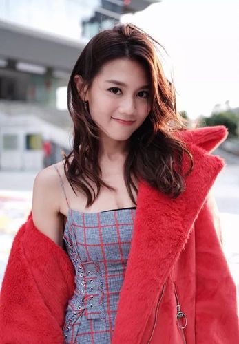 回顾周秀娜的演艺生涯,她出演过许多不同风格的作品,无论是喜剧、爱情还是其他题材,她都能够游刃有余地展现出角色的特点,她的多面性和可塑性,让她在演艺圈中独树一帜。