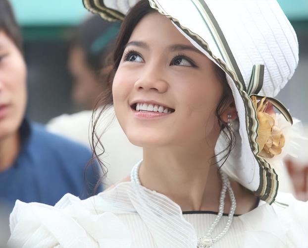 周秀娜的演艺生涯也是如此,她在不断地挑战和突破自我,她用自己的努力和汗水,换来了今天的成就,她的故事告诉我们,只要我们有梦想,并为之努力奋斗,就一定能够实现自己的目标。
