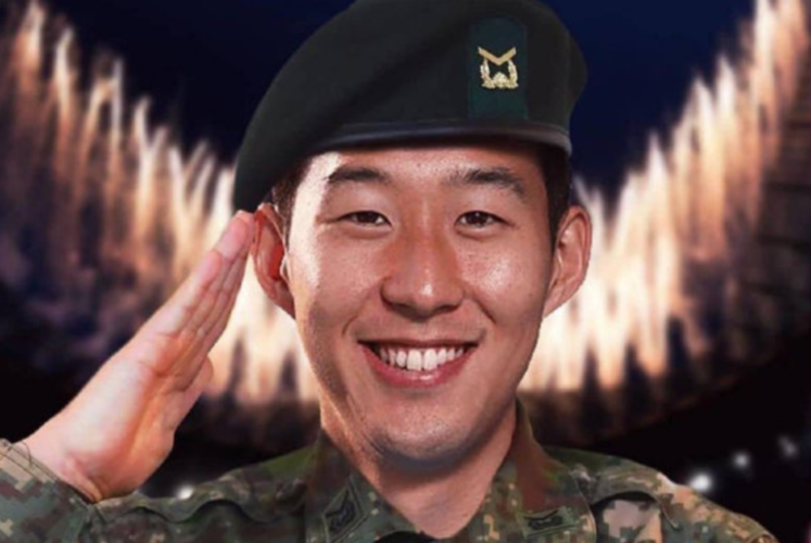 而张启在这一过程中，也经历了内心的挣扎和成长，他不仅要考虑任务的完成，还要关心队员们的安危，他在领导和战友之间不断切换角色，努力做到最好。