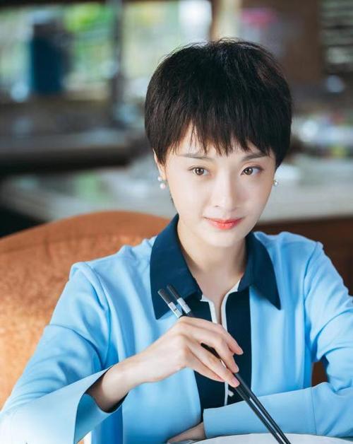 随着时间的推移,孙铱的演技不断提升,她的作品也越来越受到观众的喜爱和认可,无论是在电视剧、电影还是舞台剧等领域,她都有着出色的表现,她的每一次尝试和突破,都为她的演艺生涯增添了新的光彩。