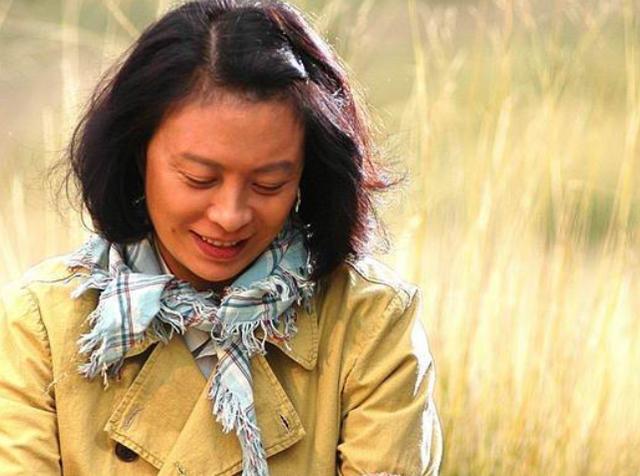 刘佳的演艺之路并非一帆风顺,在竞争激烈的演艺圈中,她经历了无数的挑战和困难,她始终保持着对表演的热爱和追求,不断努力提升自己的演技,正是这种坚持不懈的精神,让她逐渐在演艺圈中崭露头角。