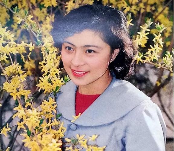 在这个充满梦想和机遇的演艺圈中,刘佳就像一颗闪耀的星星,散发着独特的光芒,她用自己的努力和才华,书写着属于自己的传奇,让我们共同祝愿刘佳在演艺事业上取得更大的成功,继续为我们带来更多的精彩作品,因为,她是那个值得我们期待和关注的刘佳,那个让我们为之动容的李宝瓶的扮演者。
