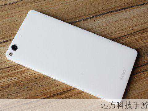 金立E6mini作为金立E6的迷你版,继承了E6系列的一体化机身设计,但更加小巧便携,机身尺寸为130.5×64.4×8.9mm,重量仅为150g,无论是握持感还是携带便利性都堪称一流,手机正面采用了一块4.5英寸的720P分辨率屏幕,得益于2.2mm的超窄边框设计,使得这块屏幕在有限的机身内显得尤为宽敞,满足了用户单手操作和大屏幕观看视频的需求。