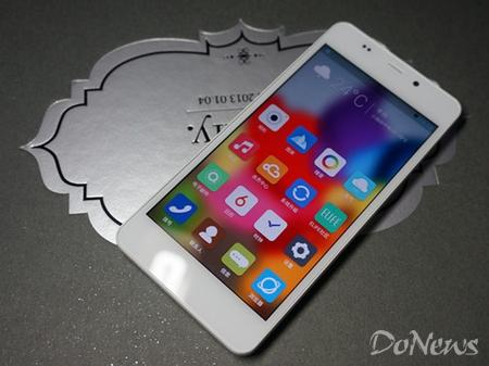 金立E6mini搭载了基于Android 4.2.1系统设计的Amigo系统,该系统界面色彩缤纷,视觉效果极具时尚气息,Amigo系统采用了扁平化图标设计,并支持体感操作、语音助手等人性化应用,使得用户操作更加便捷高效。