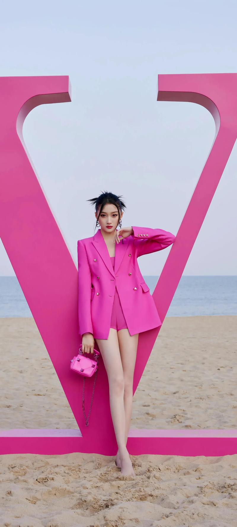 在未来的日子里,我们期待着王莎莎能够继续带给我们更多精彩的表演,她有着无限的潜力和可能性,相信她会在演艺事业上取得更加辉煌的成就,无论是在电视剧、电影还是其他领域,我们都希望看到她更多的身影,因为她是王莎莎,一个充满激情和创造力的演员,一个能够用表演打动人心的艺术家。