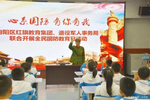 对于军事迷和关心国防事务的观众来说,《防务新观察》具有重要的意义,节目中常常会邀请到权威的军事专家、学者以及相关领域的专业人士,他们通过深入的分析和探讨,为观众解读国内外的军事动态、战略布局、武器装备等重要信息,这不仅能够帮助观众更好地了解国际军事形势,还可以增长知识、开阔视野。