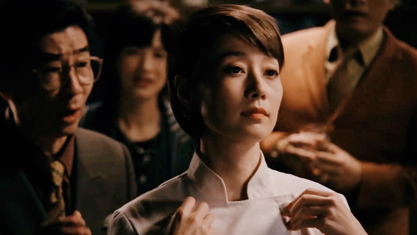 而李李,这个神秘而迷人的女子,在本集中也有着重要的戏份,她与阿宝之间若有若无的情愫继续发展,两人在相处中既有互相吸引的瞬间,也有彼此试探的时刻,李李的过去逐渐被揭开一角,她背后隐藏的故事让人为之动容。