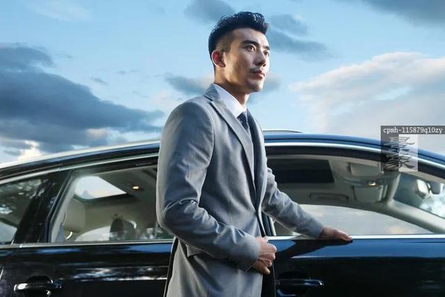 除了在演艺事业上的成就,杨皓宇还是一个非常低调和谦逊的人,他不追求名利和虚荣,只是默默地专注于自己的表演工作,他用自己的行动诠释了什么是真正的演员,什么是对艺术的执着追求。
