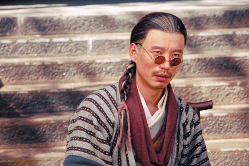 在《龙门镖局》中,杨皓宇与其他演员的精彩合作也为这部剧增色不少,他们之间的默契配合,让整个剧情更加生动有趣,杨皓宇与剧中的每一个角色都有着独特的互动和情感交流,这也使得恭叔这个角色在剧中的地位更加突出。