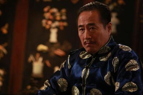 尤曙光(杨立新饰):尤曙光是一位性格温和、善良且坚韧的男人,他是一位数学老师,为人师表,兢兢业业,在生活中遭遇了诸多困境,但始终坚守着自己的责任和信念,他努力维持着家庭的和睦,对家人充满了爱与关怀。