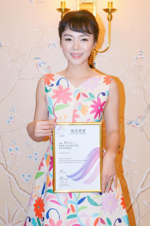 尤优(程怡饰):尤曙光的女儿,青春活泼,有着自己的梦想和追求,在成长过程中,经历了家庭的变化,逐渐变得更加坚强和懂事。