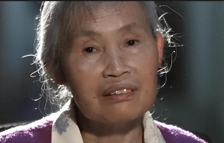 齐大妈(李文玲饰):一位热心肠的老太太,关心着身边的每一个人,她的存在为剧情增添了许多温暖和欢乐。