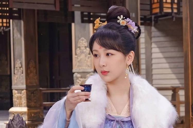 除了以上主要角色,剧中还有许多配角也都刻画得十分生动,比如尤曙光的同事们,他们各具性格,为剧情增添了丰富的色彩;还有唐一品的商业伙伴们,展现了商场上的复杂与竞争。