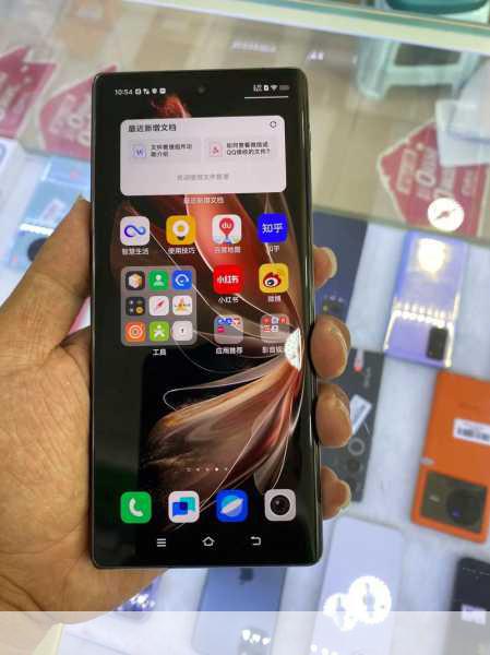 vivo X Fold2还支持多种实用功能,如屏幕指纹识别、人脸识别、NFC、重力感应器、距离传感器、光线传感器、电子罗盘、陀螺仪、霍尔感应器等,为用户带来更加便捷和智能的使用体验,vivo X Fold2还搭载了基于Android 13.0开发的OriginOS 3操作系统,支持Jovi语音、Jovi建议、Jovi扫描、智能车载、智慧生活等功能,让手机更加懂你。