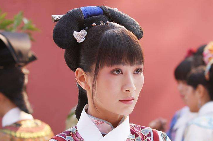 她曾在某部历史剧中扮演一位聪慧勇敢的女性角色,在剧中,刘佳通过细腻的表演,展现出了这位女性在复杂的时代背景下的挣扎与成长,让观众对那个时代的人物命运有了更深刻的理解。