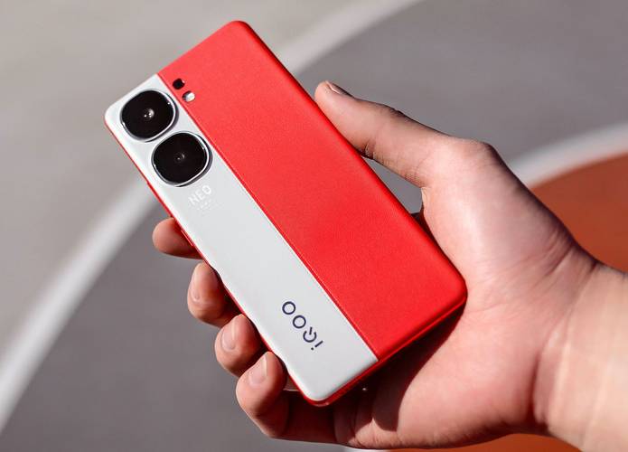iQOO Neo9系列在性能上同样不容小觑,图片中,我们可以隐约看到手机内部搭载的顶级处理器,如高通骁龙的最新旗舰芯片,配合高速大容量的LPDDR5内存和UFS 3.1闪存,构成了强大的性能铁三角,这样的配置,无论是日常应用的多任务处理,还是大型游戏的流畅运行,都能轻松应对,为用户带来丝滑般的操作体验。