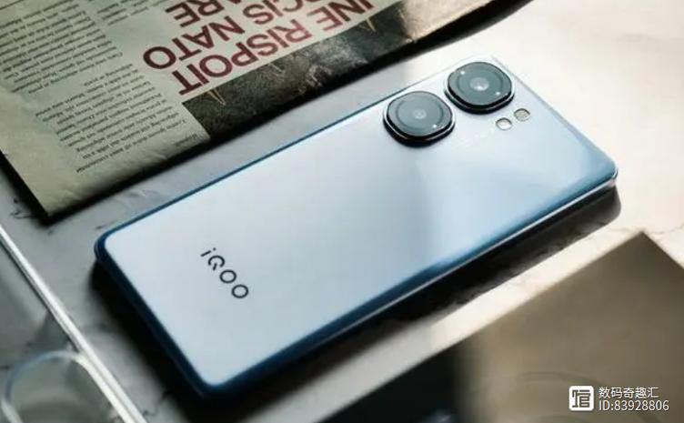 iQOO Neo9系列在摄影方面同样有着不俗的表现,图片中,后置摄像头模组由多颗镜头组成,包括超广角、微距、主摄以及可能配备的潜望式长焦镜头,覆盖了从广角到长焦的全焦段拍摄能力,主摄更是采用了高像素传感器,配合先进的图像处理算法,无论是白天还是夜晚,都能拍摄出清晰细腻、色彩丰富的照片。