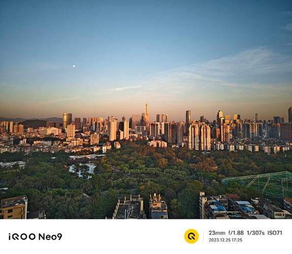 图6: (iQOO Neo9样张展示,如夜景、人像、微距等)