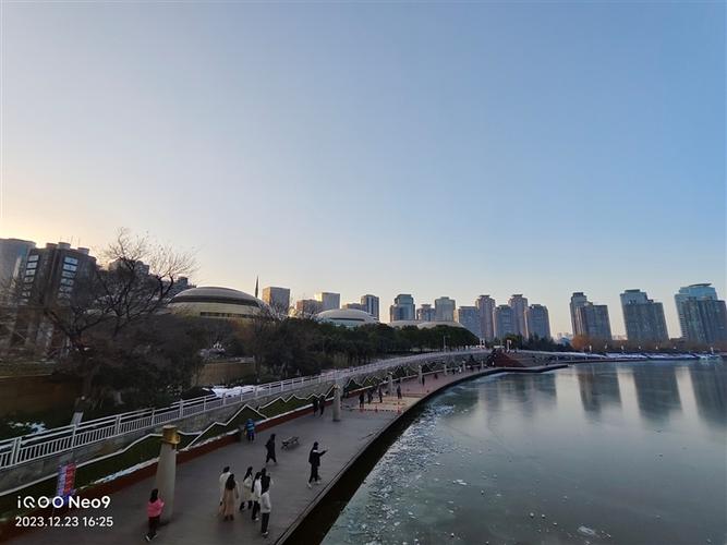 通过一系列样张展示,我们可以更加直观地感受到iQOO Neo9系列的摄影实力,夜景模式下,手机能够有效抑制噪点,保留更多细节,让夜晚的景色更加纯净动人;人像模式下,通过AI美颜算法,人物肤色自然,背景虚化自然,轻松拍出大片感;微距模式下,则能捕捉到肉眼难以察觉的微观世界,展现生命的奇妙与美丽。