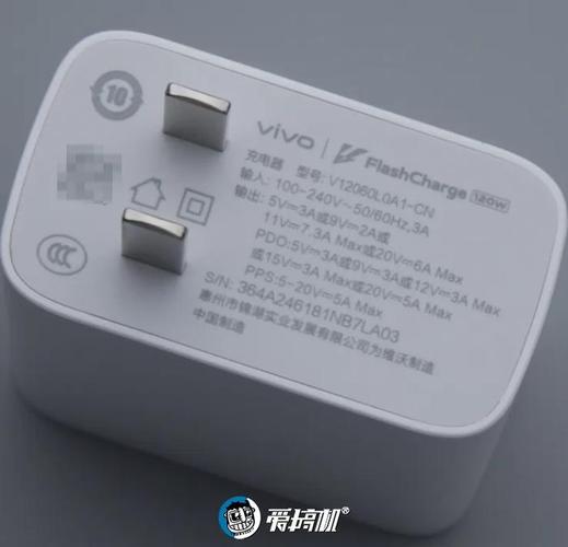 图7: (iQOO Neo9电池与快充技术展示图)