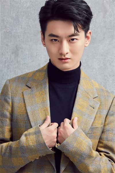 王泽轩,1996 年出生于江苏徐州,毕业于上海戏剧学院表演系,他在 2016 年主演个人首部影视剧《贴身校花》,从而正式进入演艺圈,此后,他陆续参演了《电竞纪元》《龙日一,你死定了》《白发王妃》《凤唳九天》等多部影视作品,虽然大多都是配角,但他的演技也得到了一定的磨练和提升。