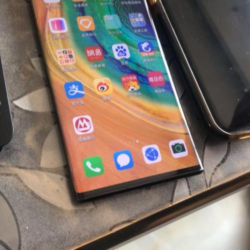 问题一:华为Mate30 5G的四曲满溢屏相比传统直屏有哪些优势?